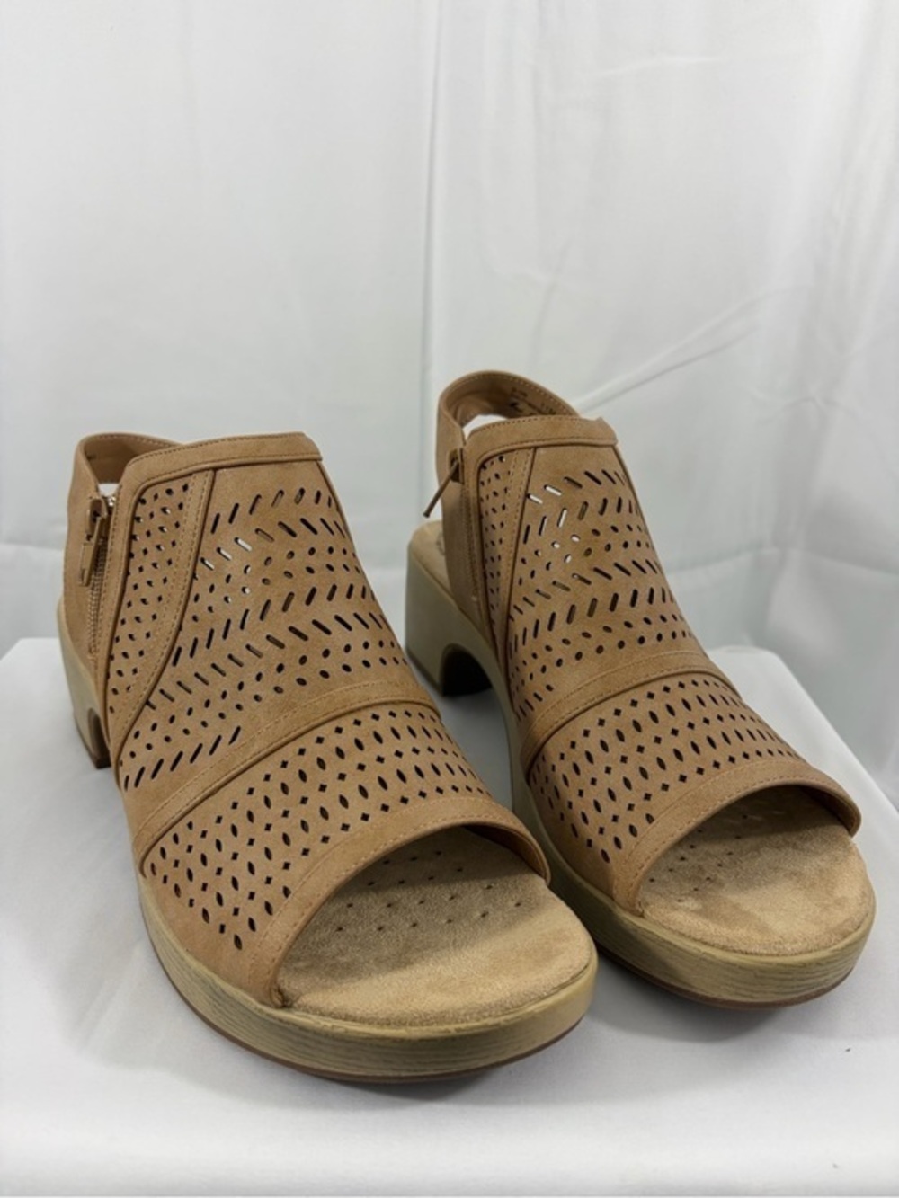 NWT Easy Street Women’s Size 11 Tan Perforated Slingback Sandals